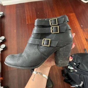 Well worn heeled black boots size 8